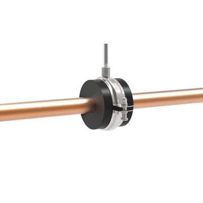 Isoglobal isolert rørbærer, 32 mm og 114 mm, montert rundt et rør med sort isolasjon og metallbøyle.