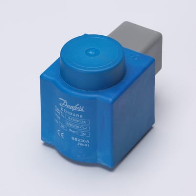 Blå Danfoss spole til magnetventil med grå DIN-stikplade, vist på hvid baggrund.
