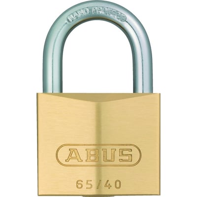 Nærbillede af Abus hængelås 65/40 med tydelig logo og modelnummer på låsehuset af messing.