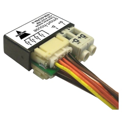 Carlo Gavazzi BDB-INCON8-U inngangsmodul med 8 kontakter, vist skrått med tilkoblingsklemmer og flerfargede ledninger.