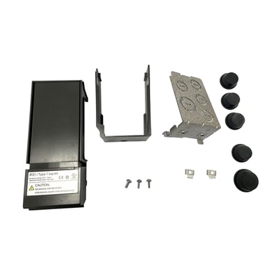 Danfoss IP21/Type 1 konverteringskit MA02a med top- og bunddæksel, metalplade, gummitætninger og skruer på hvid baggrund.