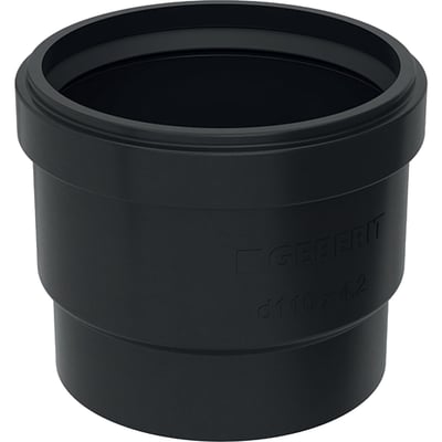 Svart Geberit PE-stikkmuffe med leppetetning og diameter på 75 mm, sett skrått forfra med den åpne muffen synlig.