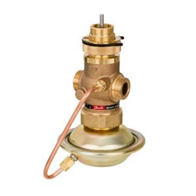 Danfoss AVQM 15 sædeventil fra siden, viser rødt kobberrør til styring og messingdetaljer, PN16.