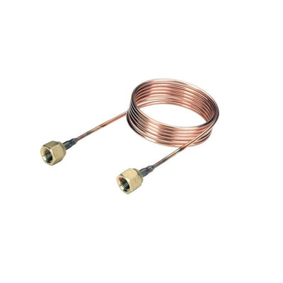 Danfoss kapillarrør uten ventilåpner, 0,5 meter med 1/4-tommers flare, opprullet med to messingtilkoblinger.