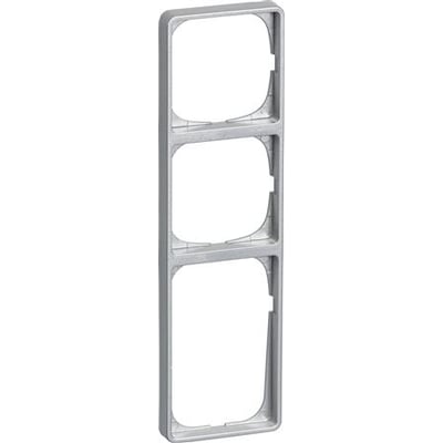 LK FUGA Baseline 50 ramme i stålmetallic med plads til tre indsætser i en lodret opstilling, hvid baggrund.