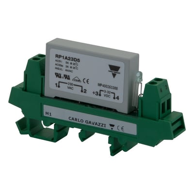Carlo Gavazzi 1-polet 5 A solid state-relé med grått reléhus, grønn base og tilkoblingsklemmer.