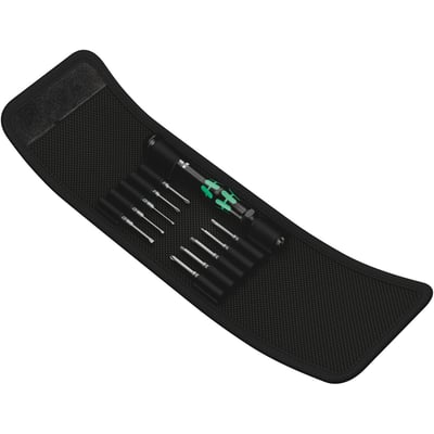 Wera Kraftform Kompakt Micro 11 Universal 1 skruetrækkersæt, der viser 10 bits og et håndtag i en sort foldetaske.