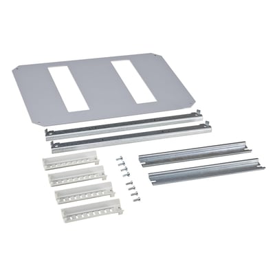 Fibox DIN-indsats til Arca vægskab, 22 moduler, med monteringsdele som skinner og skruer på hvid baggrund.