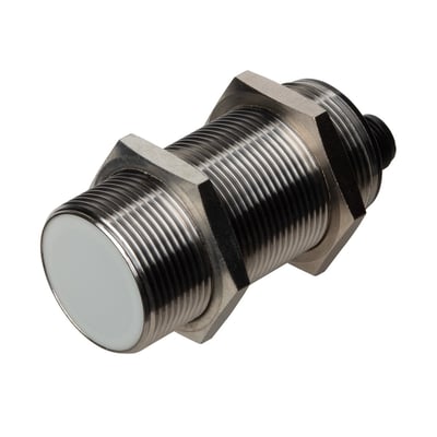 Carlo Gavazzi kapasitiv M30-nærhetsbryter i rustfritt stål med 16 mm sensorområde, sett skrått forfra med M12-kontakt.