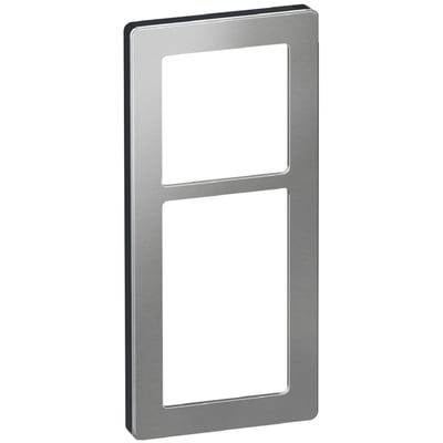 LK FUGA Pure designramme i stål med 2½ modulåbninger, monteret på sort baggrund for moderne look.