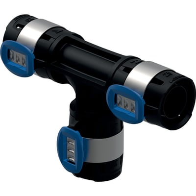 Geberit FlowFit T-stykke lige 40mm i sort PPSU, med blå låseclips og polerede metalringe, vist på hvid baggrund.