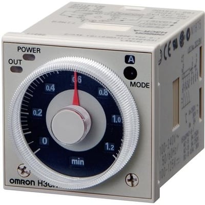 Omron H3C-A timer, 100-240V AC/DC, 1/16DIN format med urskive og knapper. Viser POWER og OUT LED-indikatorer.