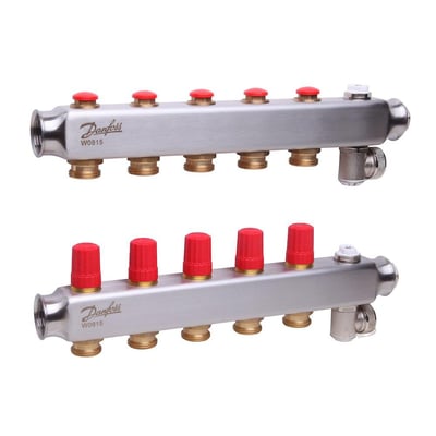 Oversigtsbillede af Danfoss SSM gulvvarmemanifold i rustfri stål med 5 udgange og røde drejeknapper.