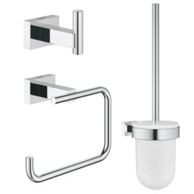 Nærbillede af Grohe Essentials Cube 3-i-1 badeværelsestilbehørssæt, der viser detaljer af den blanke krombelægning og de minimalistiske vægbeslag.