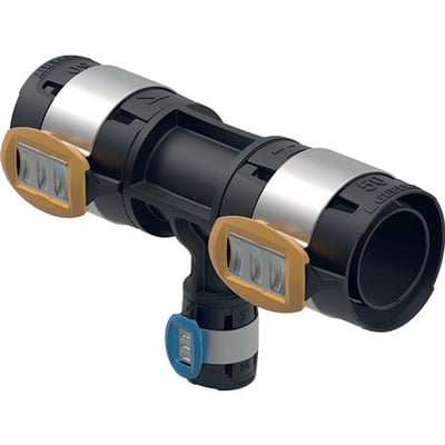 Geberit FlowFit T-stykke 50x40x50mm i sort PPSU med metalklemmer og blå låseclips monteret, med fokus på detaljer.