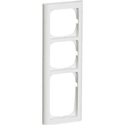 Lauritz Knudsen LK FUGA Softline ramme i hvid, 3½ modul, som viser tre modulåbninger lodret placeret.