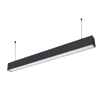 V-TAC 40 W LED-takarmatur i svart med hvit lysflate, hengt opp i vaier og vist skrått forfra.