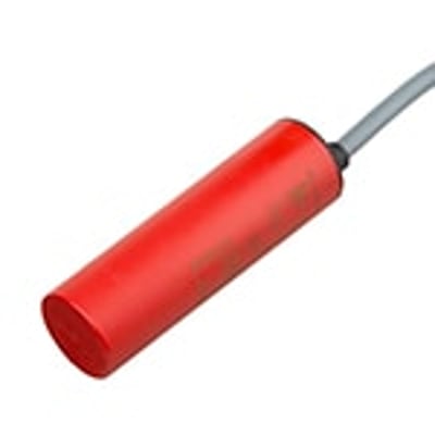 Carlo Gavazzi kapacitiv aftaster VC11RTM2410M, rød, Ø32 mm med 2 meter kabel på hvid baggrund.