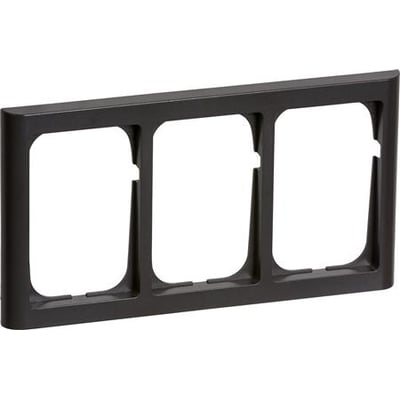 LK FUGA Softline 63 vandret tripel ramme i koksgrå, viser tre 1½ modul åbninger på hvid baggrund.