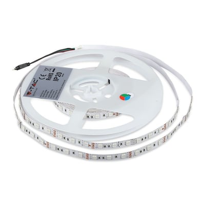 V-TAC RGB LED-strip fra siden på spolen, med mærkat der angiver IP20 klassificering.