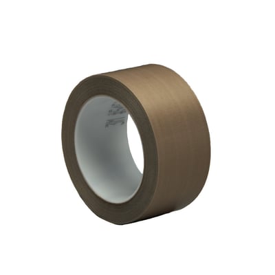 Brun rull med 3M friksjonsreduserende tape 5451, 50 mm x 33 meter, sett skrått med den opprullede teipen synlig.
