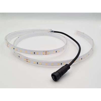 Nærbillede af LEDlife Sauna LED strip, der viser de små lysdioder og den vandtætte, 24V forbundne stik.