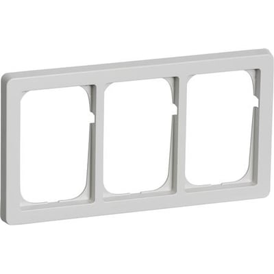 LK FUGA Baseline 63 vandret tripel ramme i lysegrå, 3x1½ modul, vist forfra på hvid baggrund.