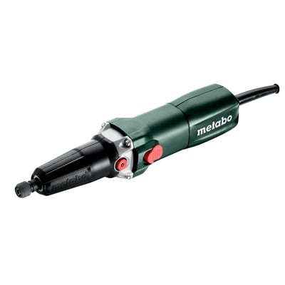 Metabo GE 710 Plus ligesliber set fra en vinkel, fremhæver det slanke design med den grønne Metabo-branding og et rødt betjeningsgreb.