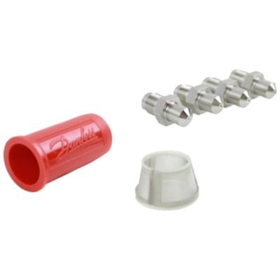 Danfoss AKV 10 dysesæt med rød beskyttelseshætte, fire dyser og et filter på hvid baggrund.