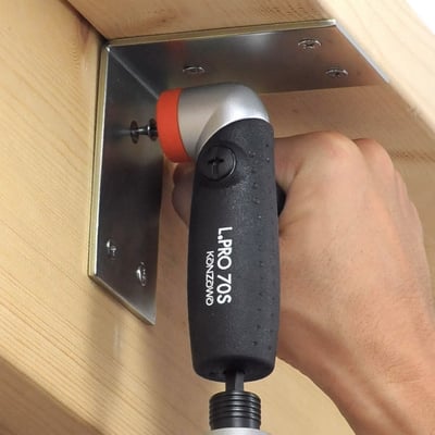 Snappy vinkelbitsholder med L.PRO 70S markering bruges til at skrue en skrue i et metalbeslag på træ.