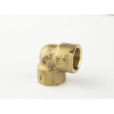 Isiflo messing vinkel 90° muffe/muffe 1 1/2" fremstillet i afzinkningsbestandigt messing på hvid baggrund.