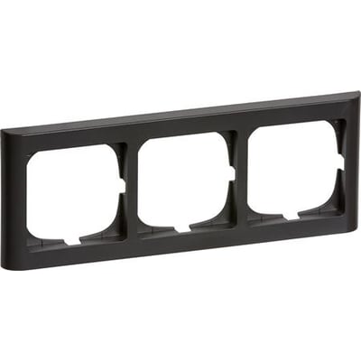 LK FUGA Softline 63 ramme i koksgrå til tre 1-moduls indsatser, med bløde, afrundede kanter og hvid baggrund.