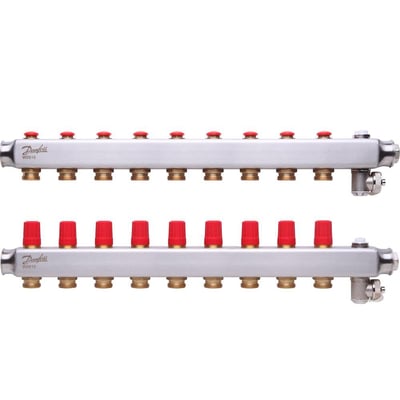 Nærbillede af Danfoss SSM manifold i rustfrit stål, der viser detaljer på 9 udgange med røde ventiler og messingkoblinger.