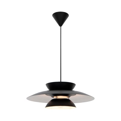 Nordlux Carmen pendel lampe i sort metal med E27 fatning vist isoleret på en hvid baggrund.