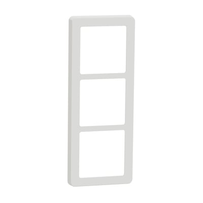 LK FUGA Base 63 design ramme til 3 moduler i hvid plast med tre åbninger på hvid baggrund.