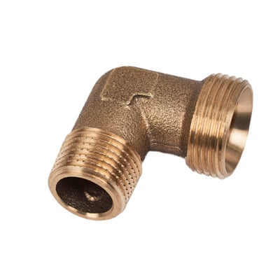 Roth-vinkel i rødgods med 3/4" euro- og 1/2" nippelgjenge, sett skrått med begge gjengeendene synlige.