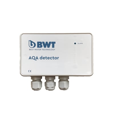 Nærbillede af BWT AQA Detector kontrolboksens frontpanel med logo, CE-mærkning og tre kabelindgange.