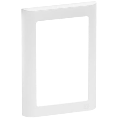 LK FUGA Soft 63 design ramme i hvid farve, 1½ modul, med bløde, afrundede kanter og et diskret LK-logo nederst.