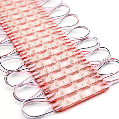 Nærbillede af LEDlife vandtæt LED modul med 12V, 1.1W, viser individuelle lysdioder og ledningsforbindelser på hvid baggrund.