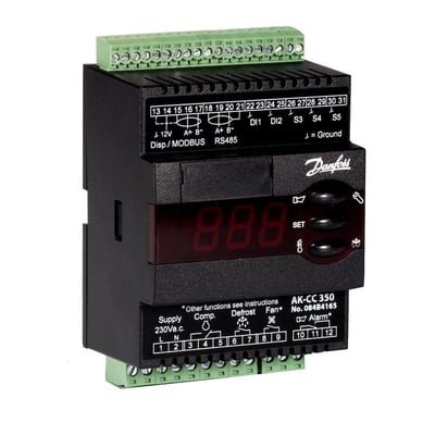 Danfoss AK-CC 350 kjøleapparatstyring i svart kapsling med display og grønne tilkoblingsklemmer, sett skrått forfra.