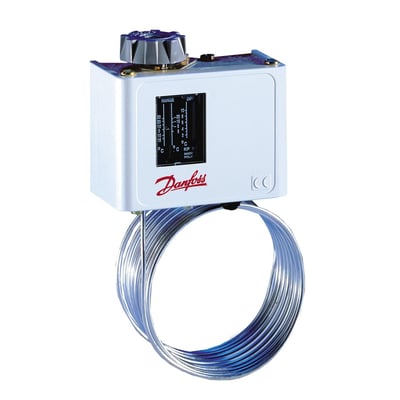 Danfoss KP61 termostat med grå drejeknap og tydeligt temperaturområde fra -30 til 15 grader Celsius.