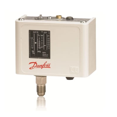 Danfoss KP1-pressostat med automatisk tilbakestilling, lyst kabinett, trykkskala på forsiden og gjengetilkobling nederst.