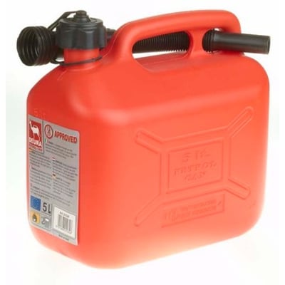 Rød 5 liters benzindunk i plast med godkendelsesmærker og et tydeligt håndtag samt tud.
