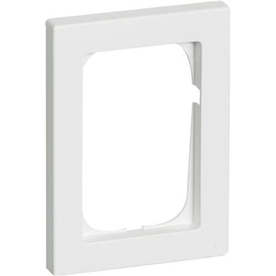 LK FUGA Baseline 68 symmetrisk ramme i hvid plast til 1½ modul indsatse, vist forfra med en ren, hvid baggrund.