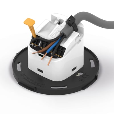 Niko tilstedeværelsessensor P41MR med ledninger og SnapFit-monteringsring klar til installation.