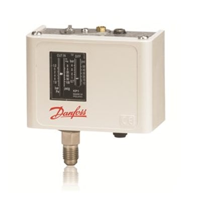 Danfoss KP 1-pressostat i lyst kabinett med trykktilkobling nederst, for trykkområdet -0,2 til 7,5 bar.