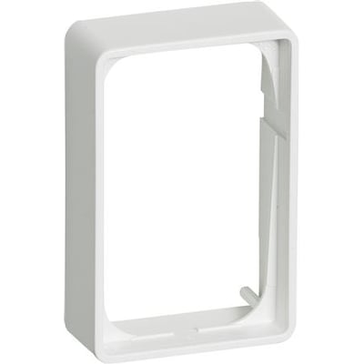 LK FUGA Baseline 50 forhøjet ramme i hvid, 1½ modul, med 21 mm dybde, vist i trekvart perspektiv på hvid baggrund.