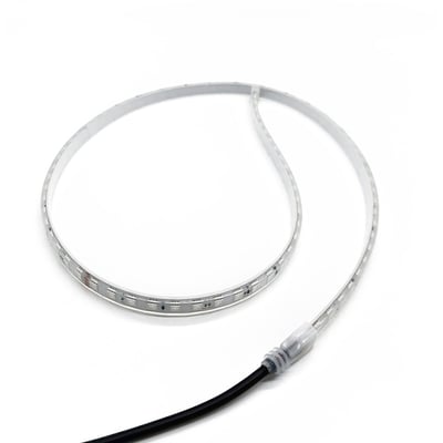 Nærbillede af en enkelt LEDlife RGB sauna LED-strip med sort kabel og IP68-stik på hvid baggrund.