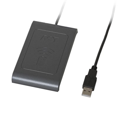 Vanderbilt ACT-USB MIFARE/PROX-bordleser for adgangskontroll med svart leser og tilkoblet USB-kabel.