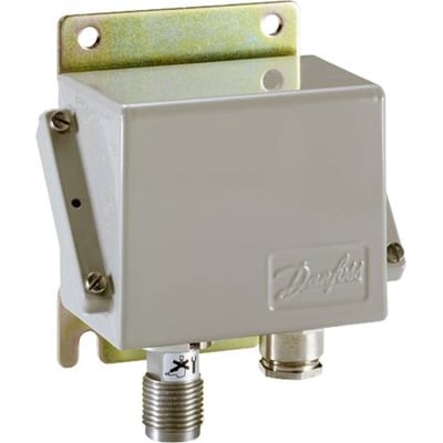 Danfoss CAS pressostat med et kompakt og robust design, monteret på en gylden metalplade med to skruer.